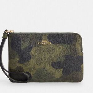 NWT Corner Zip Wristlet In Signature Camo Print Dark Cypress Multi CW858